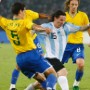 Lionel Messi from Argentina (C) vies with Hernanes (L) and Lucas (R) from Brazil during the men's Football semi-final match between Brazil and Argentina at the Olympic games in Beijing, China, 19 August 2008.<br />