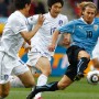 epa02223925 Uruguay's Diego Forlan (R) and South Korea's Lee Jung Soo (L) and Ki Sung Yeung (C) during  the FIFA World Cup 2010 Round of 16 match between Uruguay and South Korea at the Nelson Mandela Bay stadium in Port Elizabeth, South Africa, 26 June 2010.  EPA/NIC BOTHMA Please refer to www.epa.eu/downloads/FIFA-WorldCup2010-Terms-and-Conditions.pdf